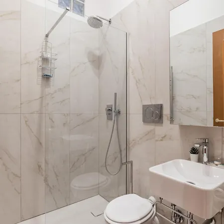 The Rent - Bright Two-bedrooms In Testaccio Area شقة
